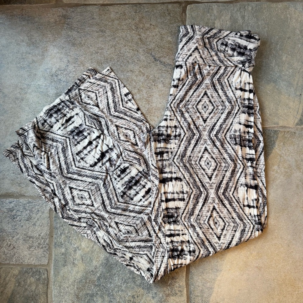 A3 Design Black and White Wide Leg Geometric Palazzo Lightweight Pants Medium